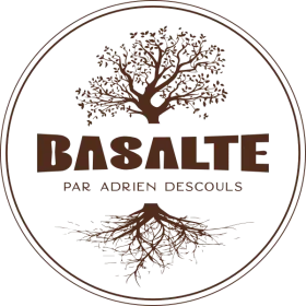 Logo circulaire avec un arbre stylisé et des racines en bas, le texte "BASALTE PAR ADRIEN DESCouls" en dessous